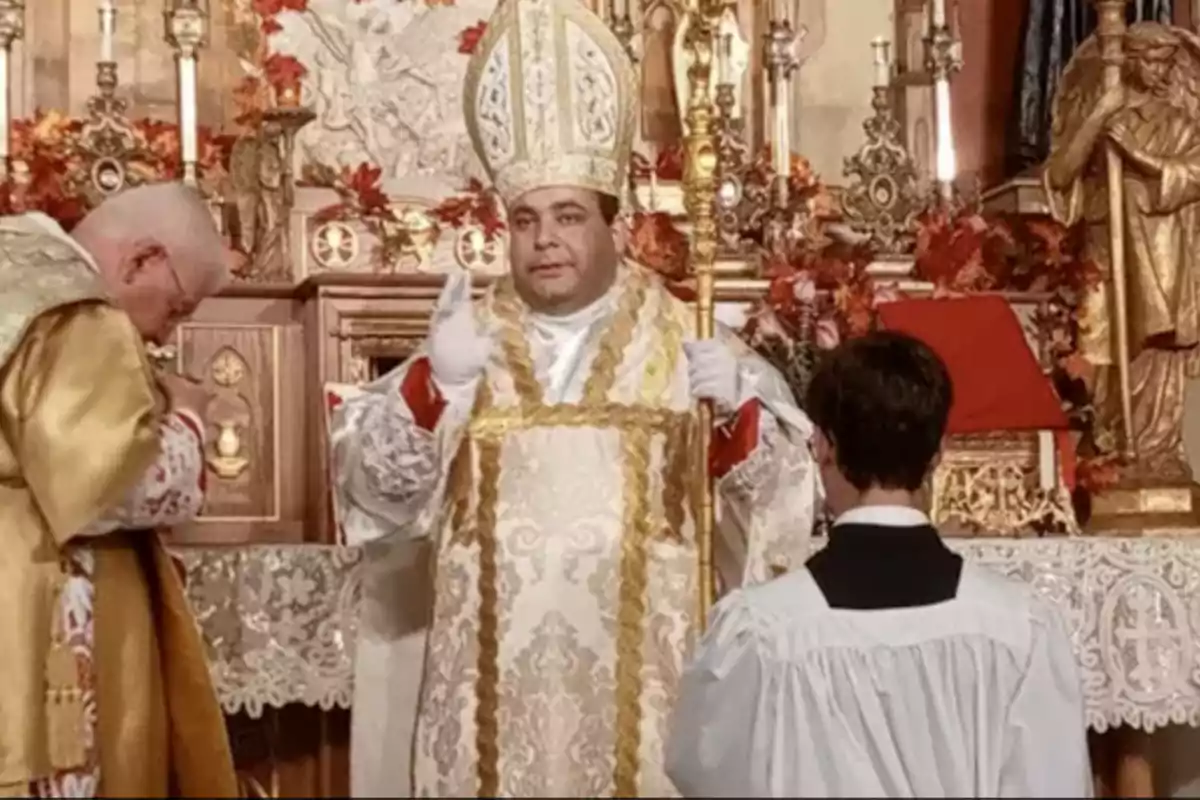 Un obispo con vestimenta ceremonial realiza una bendición en un altar decorado, acompañado por dos asistentes.