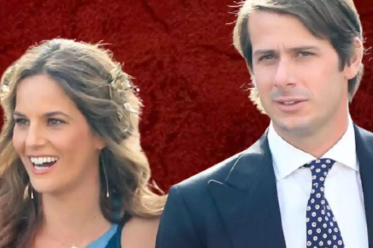 Una pareja sonriente con fondo rojo.