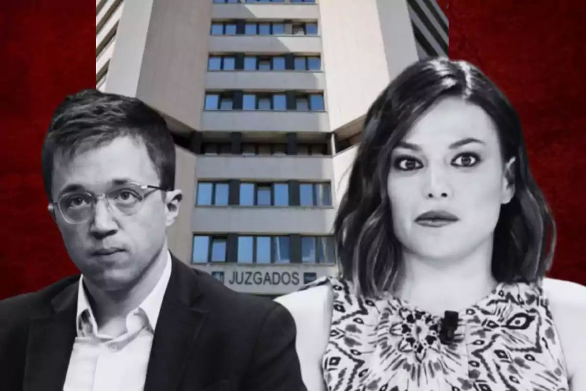 Dos personas en blanco y negro frente a un edificio de juzgados con un fondo rojo.