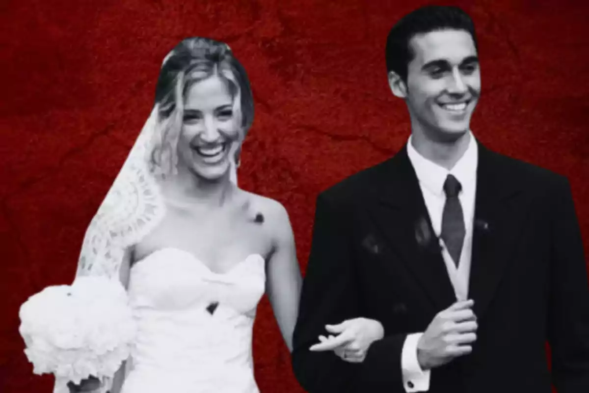 Una pareja sonriente vestida de novios frente a un fondo rojo.