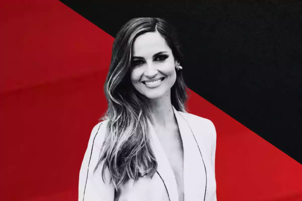 Mujer sonriendo con fondo en blanco y negro y rojo.