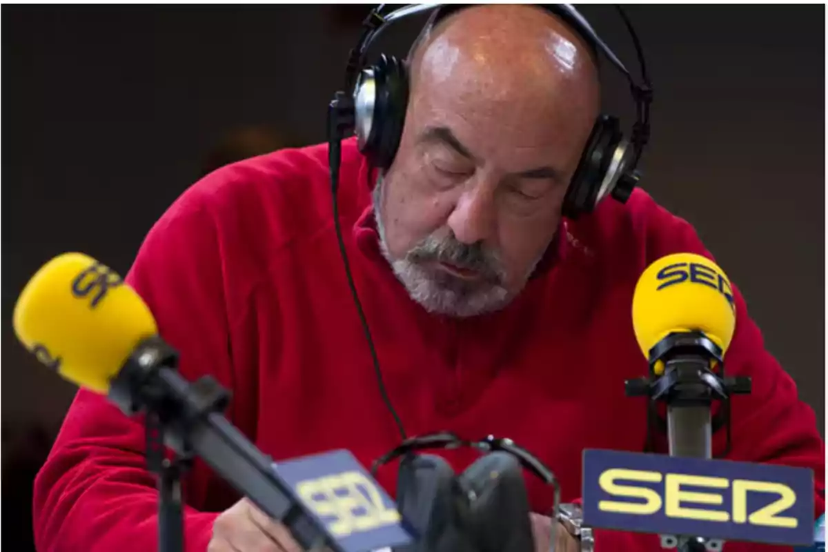 Hombre con auriculares y micrófonos de la cadena SER en un estudio de radio.