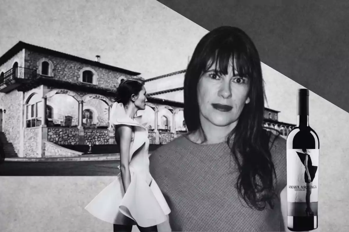 Una mujer con un vestido blanco frente a un edificio de piedra, junto a una botella de vino.