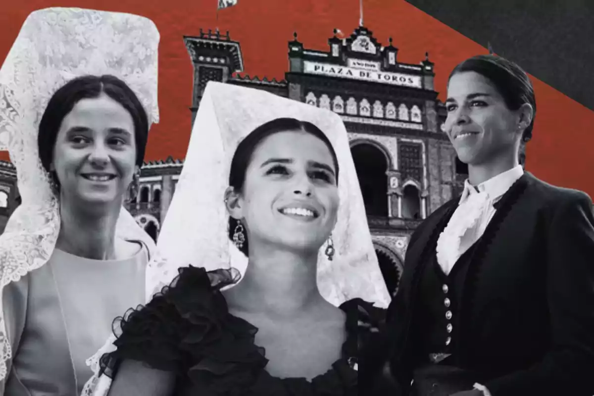 Tres mujeres vestidas con mantillas y trajes tradicionales posan frente a la fachada de una plaza de toros con un fondo rojo.