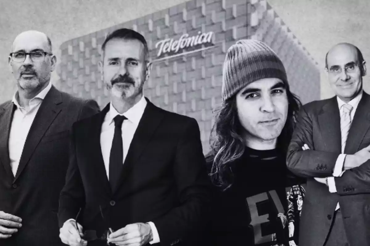 Un grupo de cuatro hombres posando frente a un edificio con el logo de Telefónica.