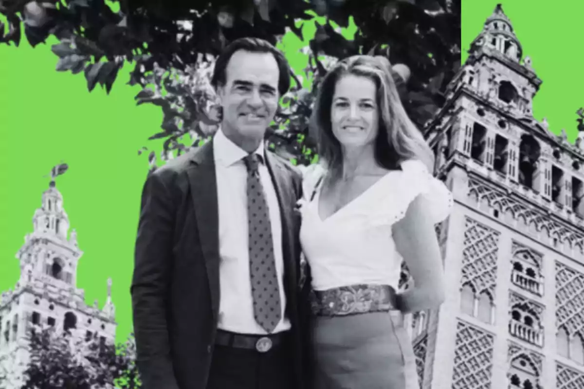 Una pareja posando frente a un fondo verde con edificios históricos.