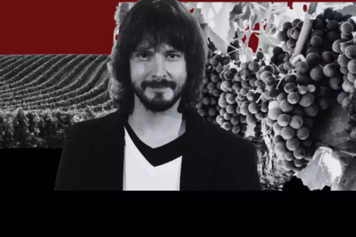 Un hombre con cabello largo y barba frente a un fondo de viñedos y racimos de uvas en blanco y negro.