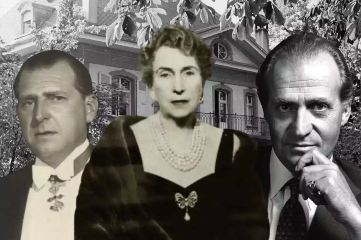 Tres personas posan frente a una casa antigua en una imagen en blanco y negro.