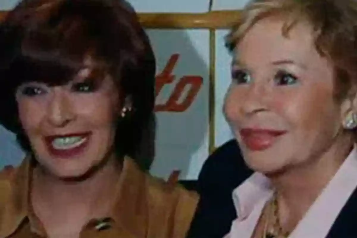 Dos mujeres sonrientes posan juntas para una foto en un evento. Dos mujeres sonrientes posan juntas para una foto en un evento.