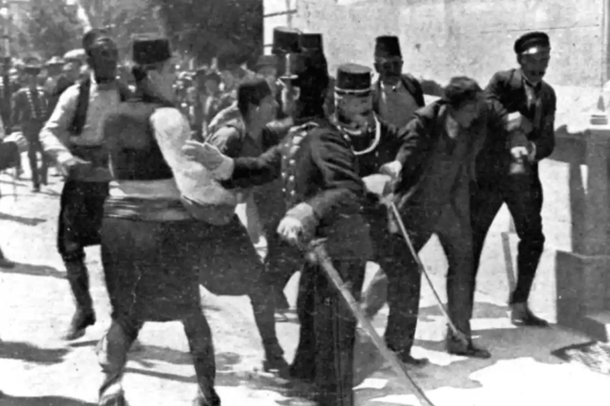 Un grupo de personas, algunas con uniformes, parece estar en una confrontación en una calle concurrida. Un grupo de personas, algunas con uniformes, parece estar en una confrontación en una calle concurrida.