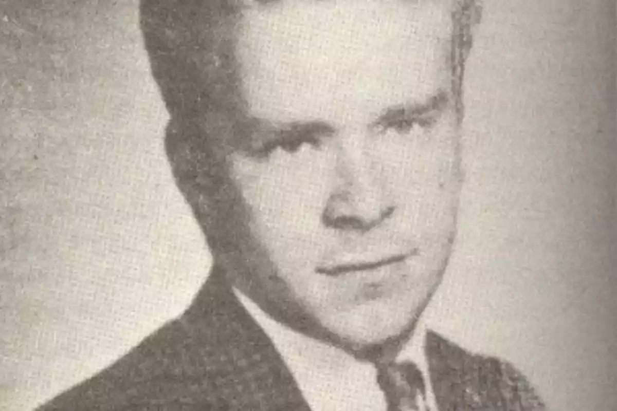 Un retrato en blanco y negro de un hombre joven con traje y corbata. Un retrato en blanco y negro de un hombre joven con traje y corbata.