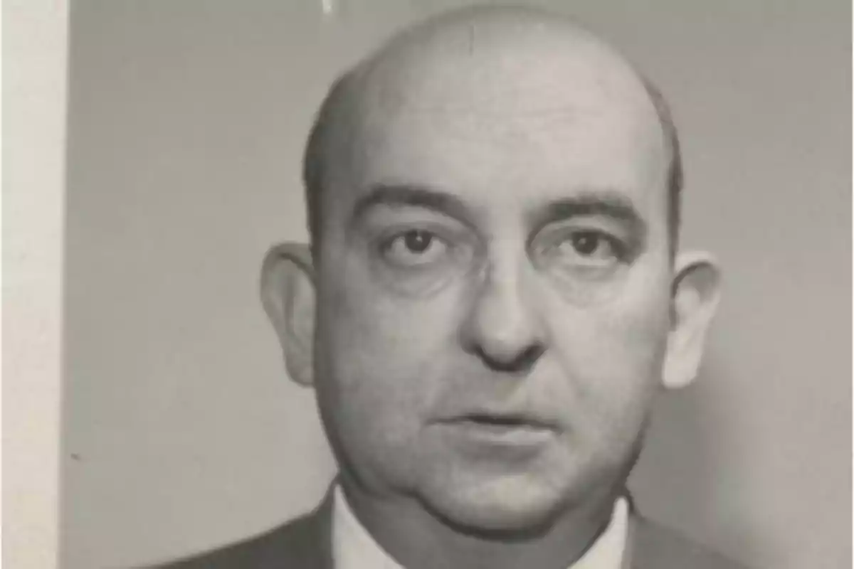 Retrato en blanco y negro de un hombre calvo con traje y corbata. Retrato en blanco y negro de un hombre calvo con traje y corbata.