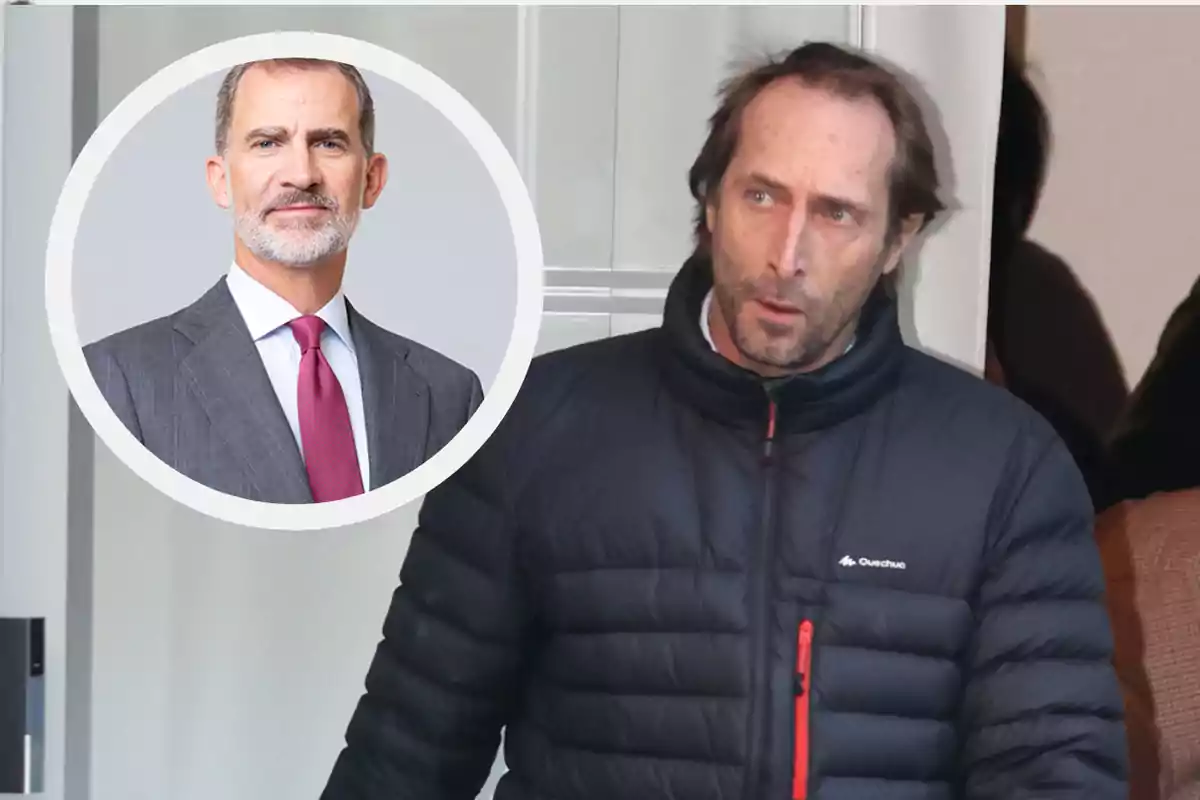 Un hombre con chaqueta oscura está de pie frente a una puerta de vidrio y en la esquina superior izquierda hay un recuadro con la imagen de un hombre con traje y corbata.