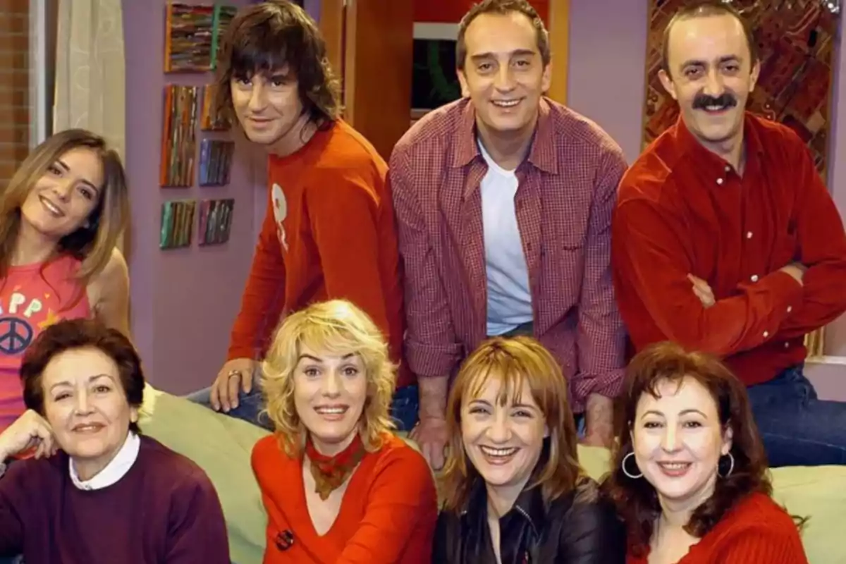 Un grupo de personas sonríe mientras posan en un ambiente interior colorido. Un grupo de personas sonríe mientras posan en un ambiente interior colorido.