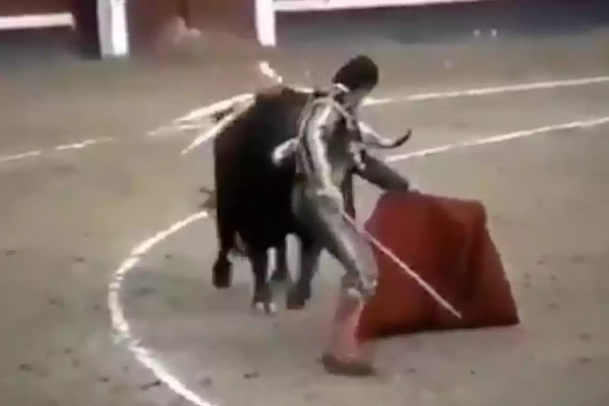 Un torero en la arena con un toro durante una corrida. Un torero en la arena con un toro durante una corrida.