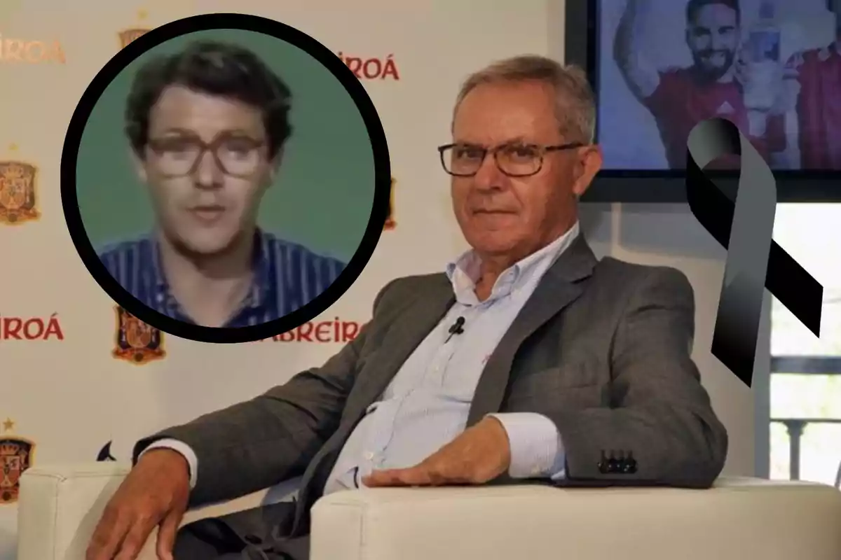 Un hombre mayor con gafas y traje está sentado en una silla blanca, a su lado hay un lazo negro de luto y en la esquina superior izquierda se muestra un recuadro con la imagen de un hombre más joven con gafas y camisa a rayas.
