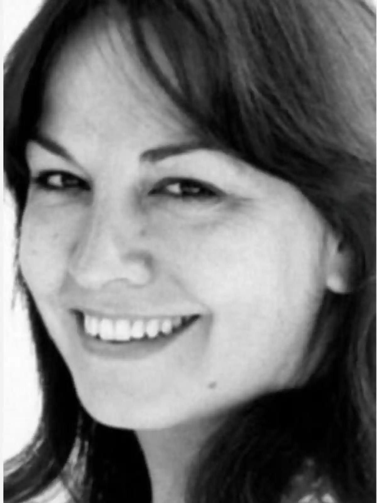 Una mujer sonriendo en una fotografía en blanco y negro. Una mujer sonriendo en una fotografía en blanco y negro.