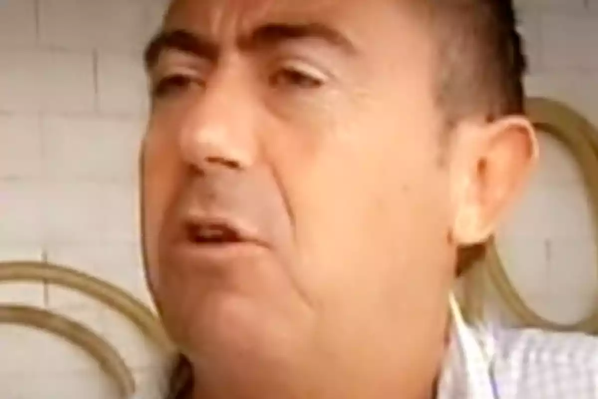Un hombre hablando con expresión seria. Un hombre hablando con expresión seria.