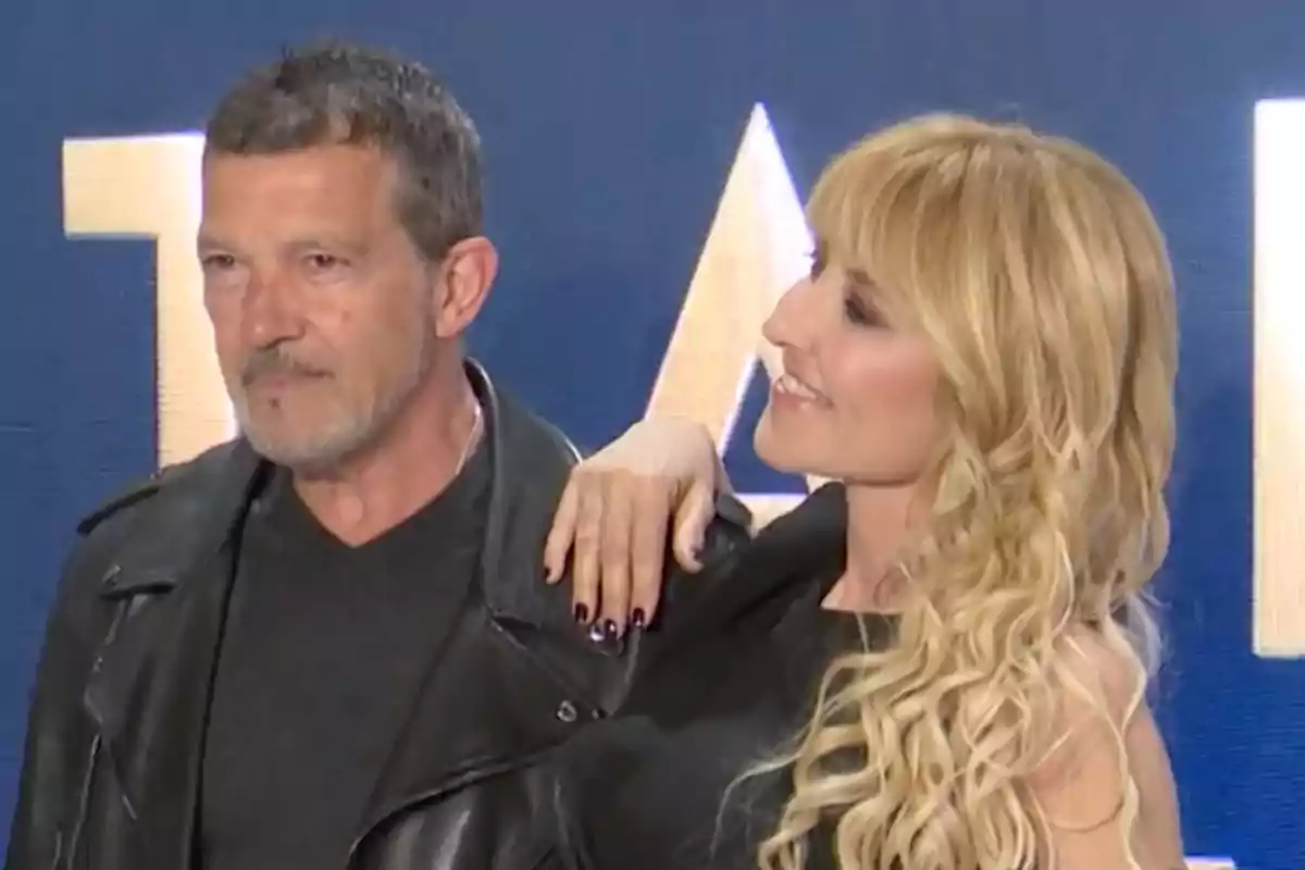 Dos personas posan juntas en un evento, una de ellas lleva una chaqueta de cuero y la otra tiene el cabello rubio y rizado. Dos personas posan juntas en un evento, una de ellas lleva una chaqueta de cuero y la otra tiene el cabello rubio y rizado.