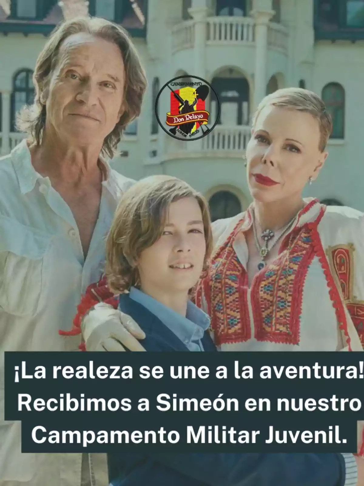 Una familia posa frente a un edificio elegante, con un logotipo que dice 