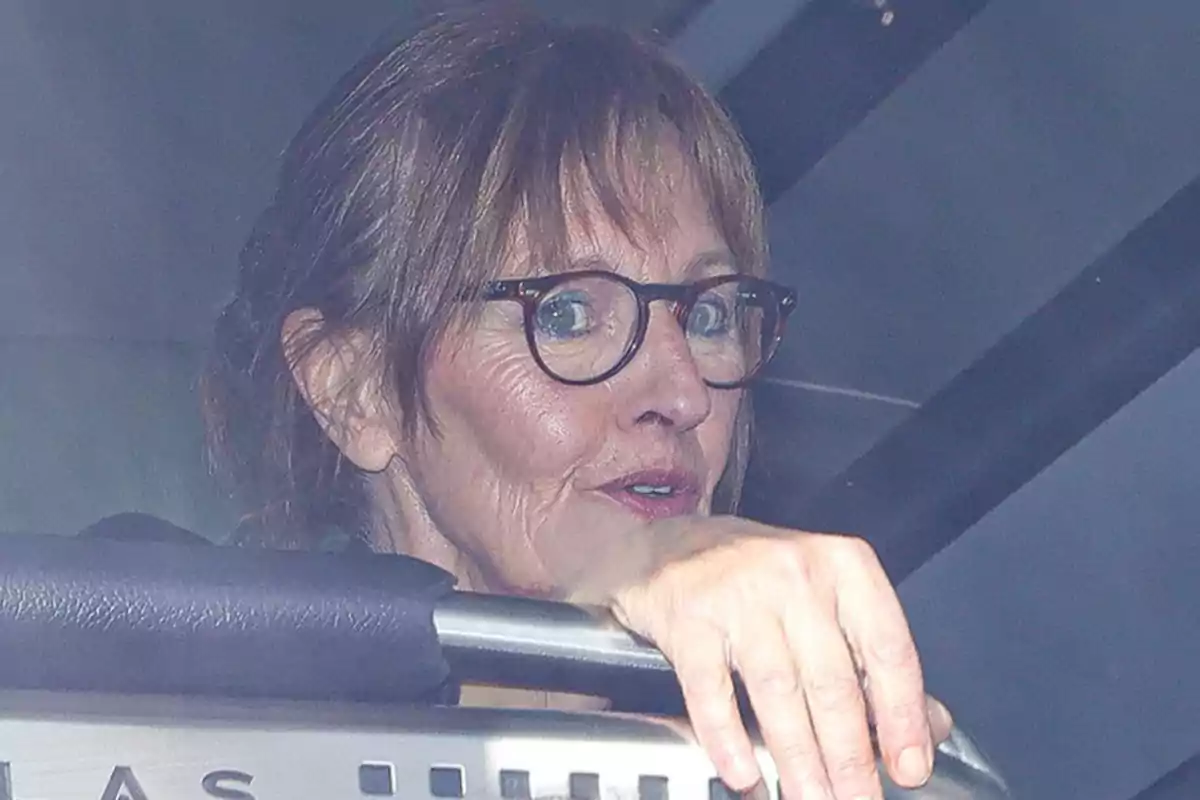 Una persona con gafas y expresión sorprendida mira desde el interior de un vehículo. Una persona con gafas y expresión sorprendida mira desde el interior de un vehículo.