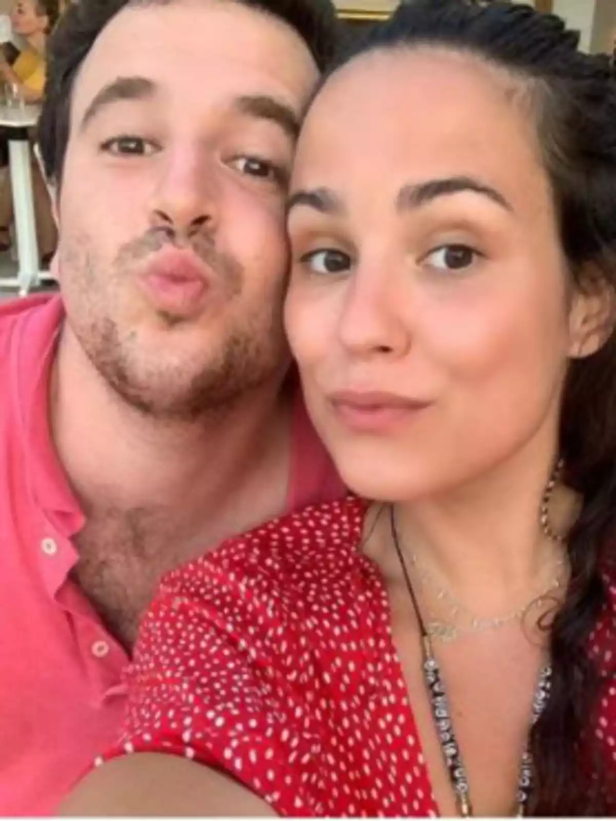 Una pareja sonriente posando para una selfie en un ambiente al aire libre. Una pareja sonriente posando para una selfie en un ambiente al aire libre.
