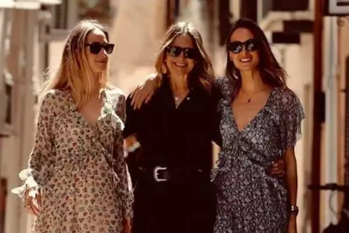 Tres personas caminando juntas por la calle, todas llevan gafas de sol y vestidos veraniegos. Tres personas caminando juntas por la calle, todas llevan gafas de sol y vestidos veraniegos.