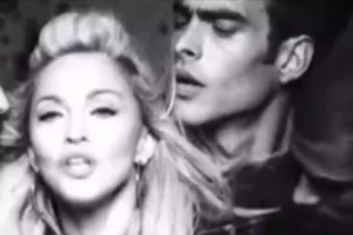 Una mujer y un hombre en una imagen en blanco y negro con expresiones intensas. Una mujer y un hombre en una imagen en blanco y negro con expresiones intensas.
