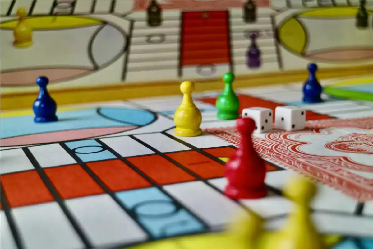 Un tablero de juego de mesa con fichas de colores y dados.