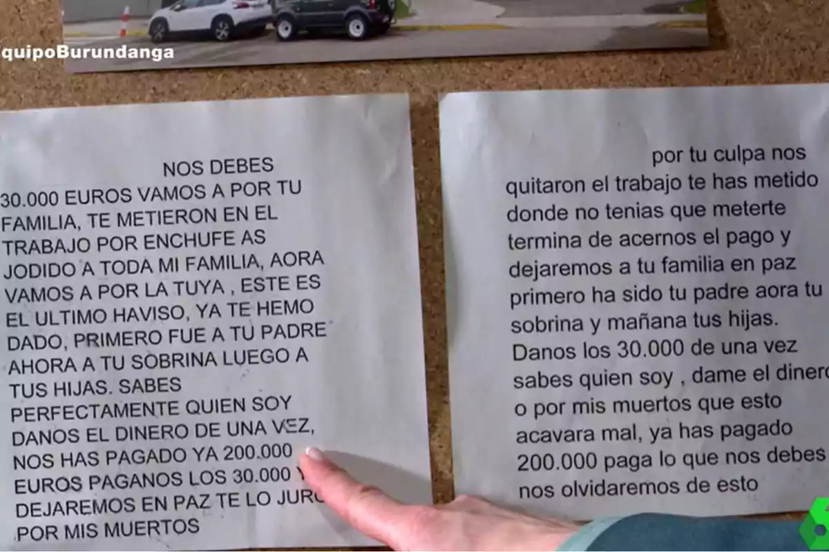 Una imagen muestra dos hojas con un mensaje amenazante escrito en mayúsculas, exigiendo el pago de una deuda de 30,000 euros y mencionando acciones contra la familia del destinatario. Una imagen muestra dos hojas con un mensaje amenazante escrito en mayúsculas, exigiendo el pago de una deuda de 30,000 euros y mencionando acciones contra la familia del destinatario.