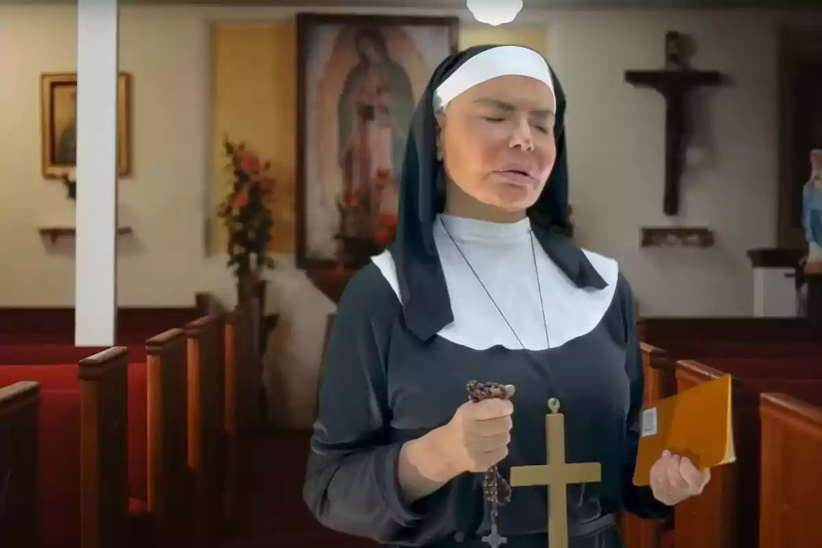 Monja vestida de hábito negro y blanco sosteniendo un rosario y un libro dentro de una iglesia con bancas rojas y decoraciones religiosas al fondo
