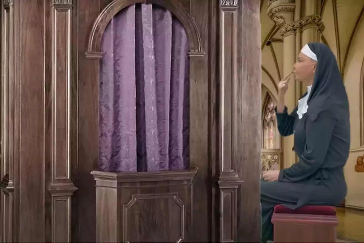 Una monja vestida de hábito está sentada frente a un confesionario de madera con cortina morada dentro de una iglesia Una monja vestida de hábito está sentada frente a un confesionario de madera con cortina morada dentro de una iglesia
