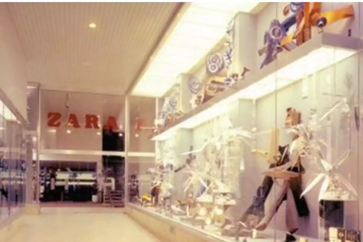 Tienda Zara con escaparate decorado y maniquí en un centro comercial Tienda Zara con escaparate decorado y maniquí en un centro comercial