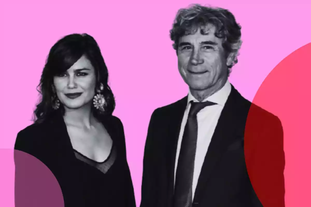 Dos personas posan elegantemente frente a un fondo rosa con detalles circulares rojos