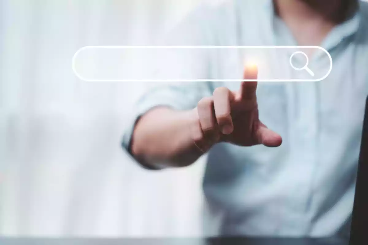 Persona tocando una barra de búsqueda virtual en una pantalla digital