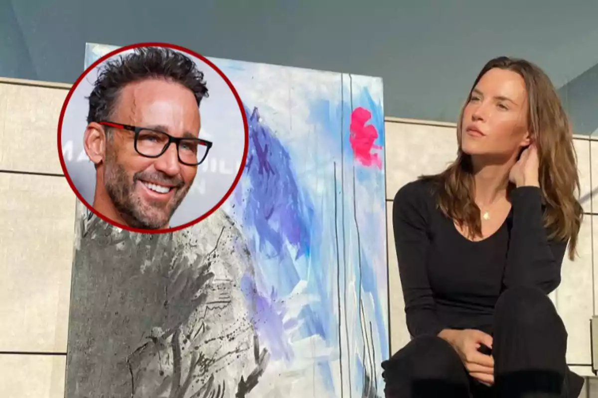 Una mujer sentada junto a una pintura abstracta con colores azul, morado y rosa, mientras en la esquina izquierda aparece un recuadro con la imagen de un hombre sonriente usando gafas