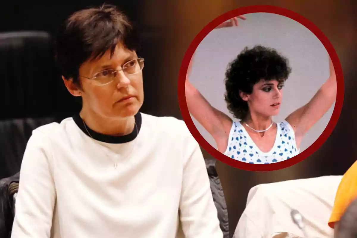 Mujer de cabello corto y gafas con expresión seria sentada en una silla y una imagen circular de una mujer joven con los brazos levantados en la esquina superior derecha