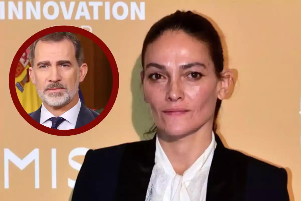 Mujer de cabello oscuro recogido con expresión seria frente a un fondo beige con letras blancas y un círculo rojo que muestra el rostro de un hombre de barba canosa en la esquina izquierda