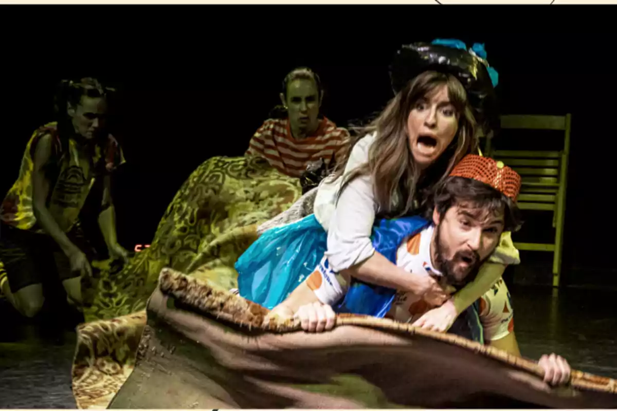 Personas actuando en una obra de teatro, simulando volar en una alfombra mágica con expresiones de sorpresa y emoción Personas actuando en una obra de teatro, simulando volar en una alfombra mágica con expresiones de sorpresa y emoción