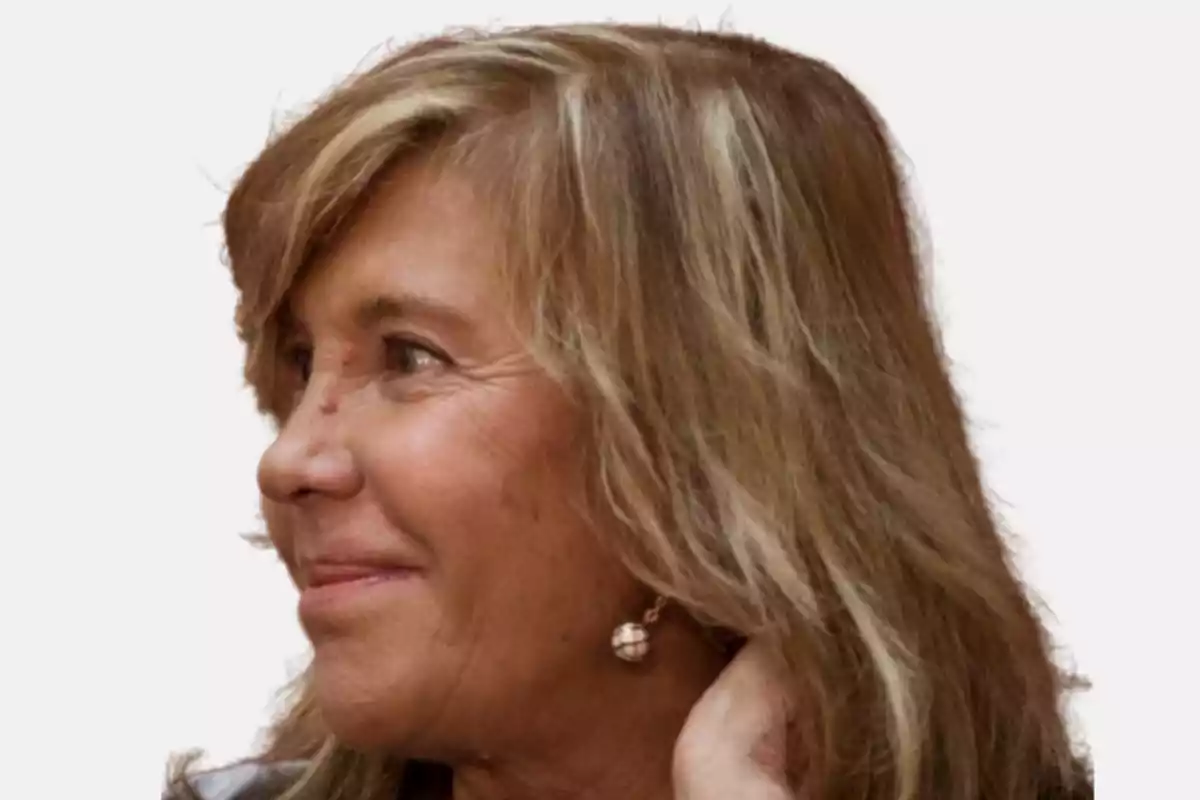 Mujer de cabello rubio con mechas claras mirando hacia la izquierda y sonriendo Mujer de cabello rubio con mechas claras mirando hacia la izquierda y sonriendo
