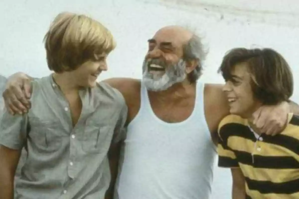 Tres personas sonríen y se abrazan mostrando alegría y camaradería Tres personas sonríen y se abrazan mostrando alegría y camaradería