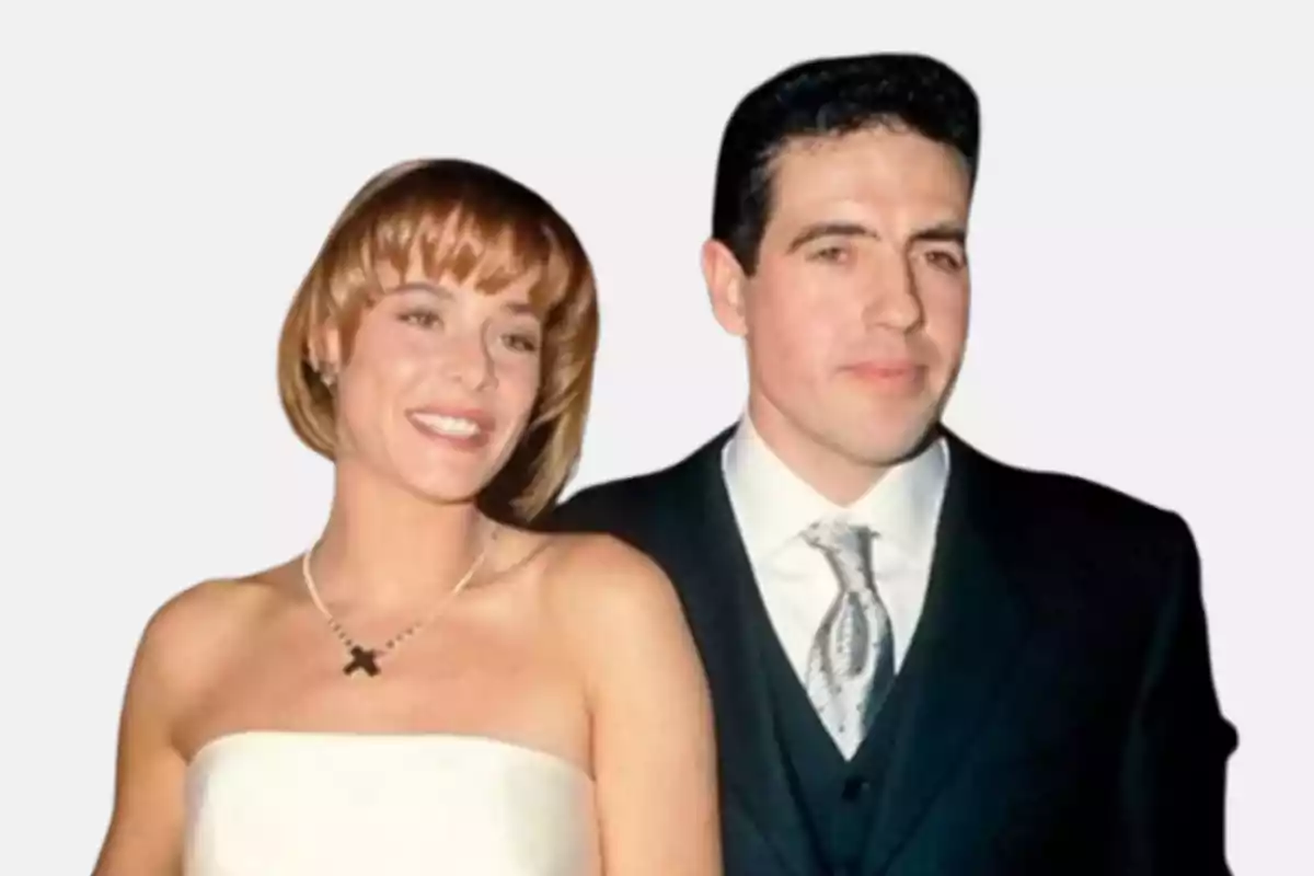 Pareja joven posando juntos, la mujer lleva un vestido blanco sin tirantes y el hombre viste traje oscuro con corbata plateada Pareja joven posando juntos, la mujer lleva un vestido blanco sin tirantes y el hombre viste traje oscuro con corbata plateada