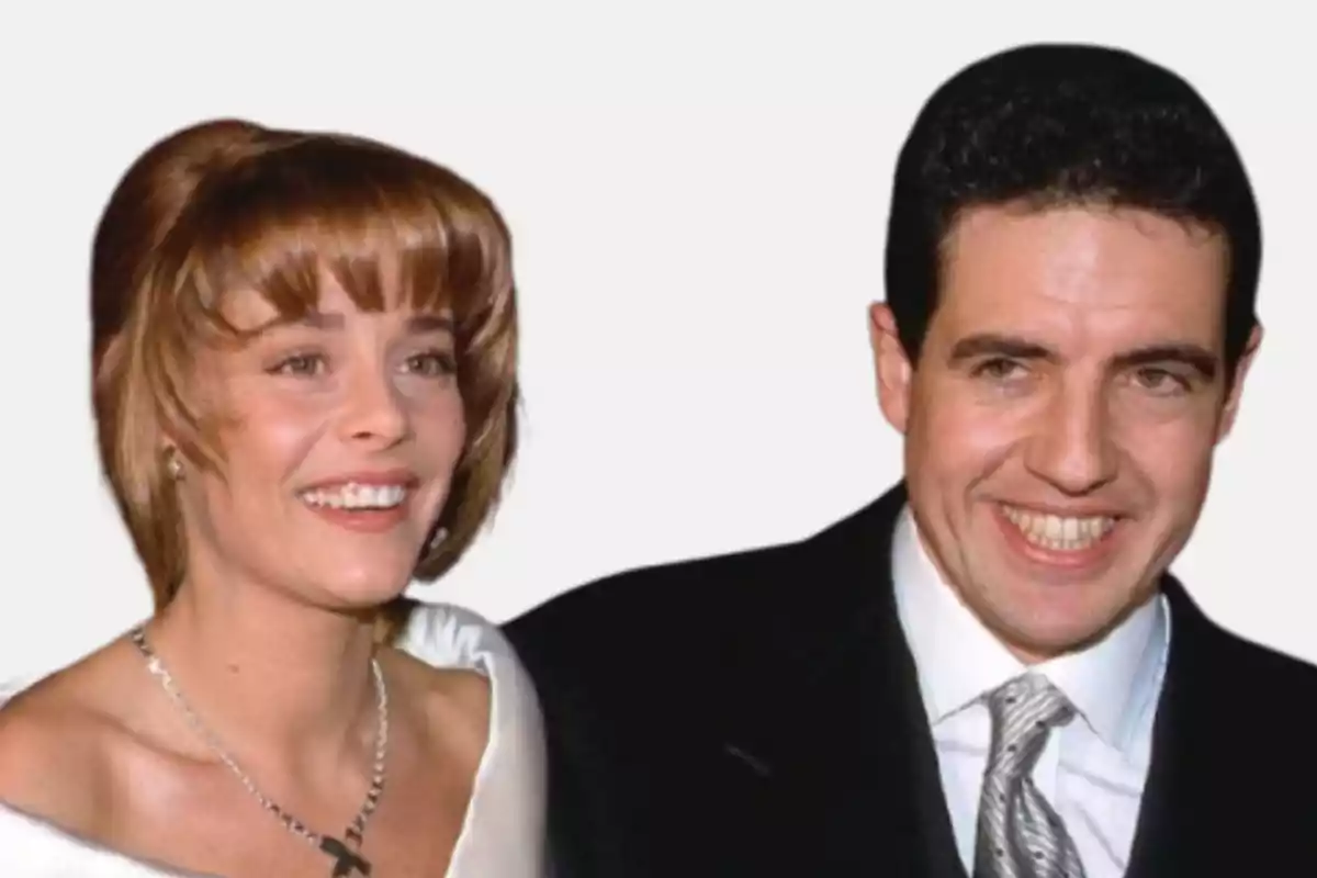 Pareja sonriente vestida de manera elegante en un evento formal Pareja sonriente vestida de manera elegante en un evento formal