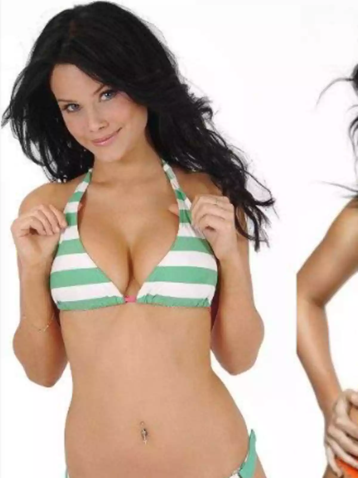 Mujer de cabello oscuro usando bikini de rayas verdes y blancas posando frente a un fondo blanco