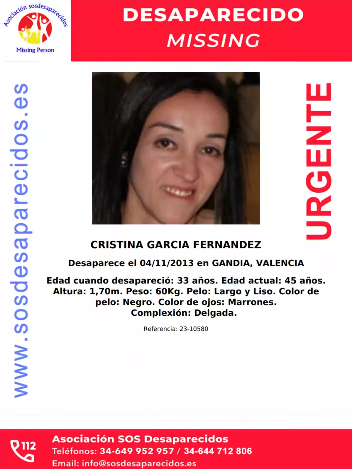 Cartel de persona desaparecida con fotografía de una mujer de cabello oscuro y liso, información personal y datos de contacto de la Asociación SOS Desaparecidos en un diseño con fondo blanco y detalles en rojo