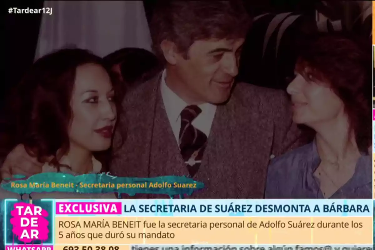 Tres personas posan sonrientes en una fotografía antigua, con un hombre en el centro abrazando a dos mujeres, mientras en la parte inferior de la imagen aparecen gráficos y textos de un programa de televisión que hablan sobre la secretaria personal de Adolfo Suárez. Tres personas posan sonrientes en una fotografía antigua, con un hombre en el centro abrazando a dos mujeres, mientras en la parte inferior de la imagen aparecen gráficos y textos de un programa de televisión que hablan sobre la secretaria personal de Adolfo Suárez.