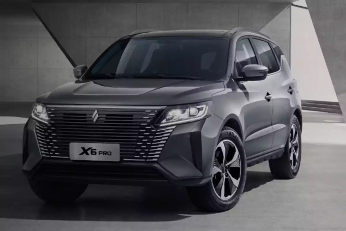 SUV gris Livan X6 Pro estacionada en un entorno moderno con paredes de concreto SUV gris Livan X6 Pro estacionada en un entorno moderno con paredes de concreto