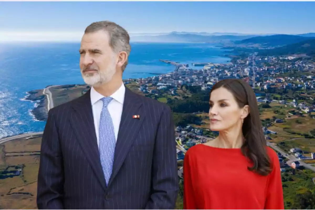 Pareja elegantemente vestida posando frente a un paisaje costero con mar y ciudad al fondo Pareja elegantemente vestida posando frente a un paisaje costero con mar y ciudad al fondo