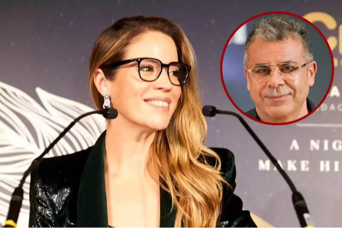 Mujer rubia con gafas y micrófono sonríe en un evento mientras en la esquina superior derecha aparece el rostro de un hombre con gafas dentro de un círculo rojo