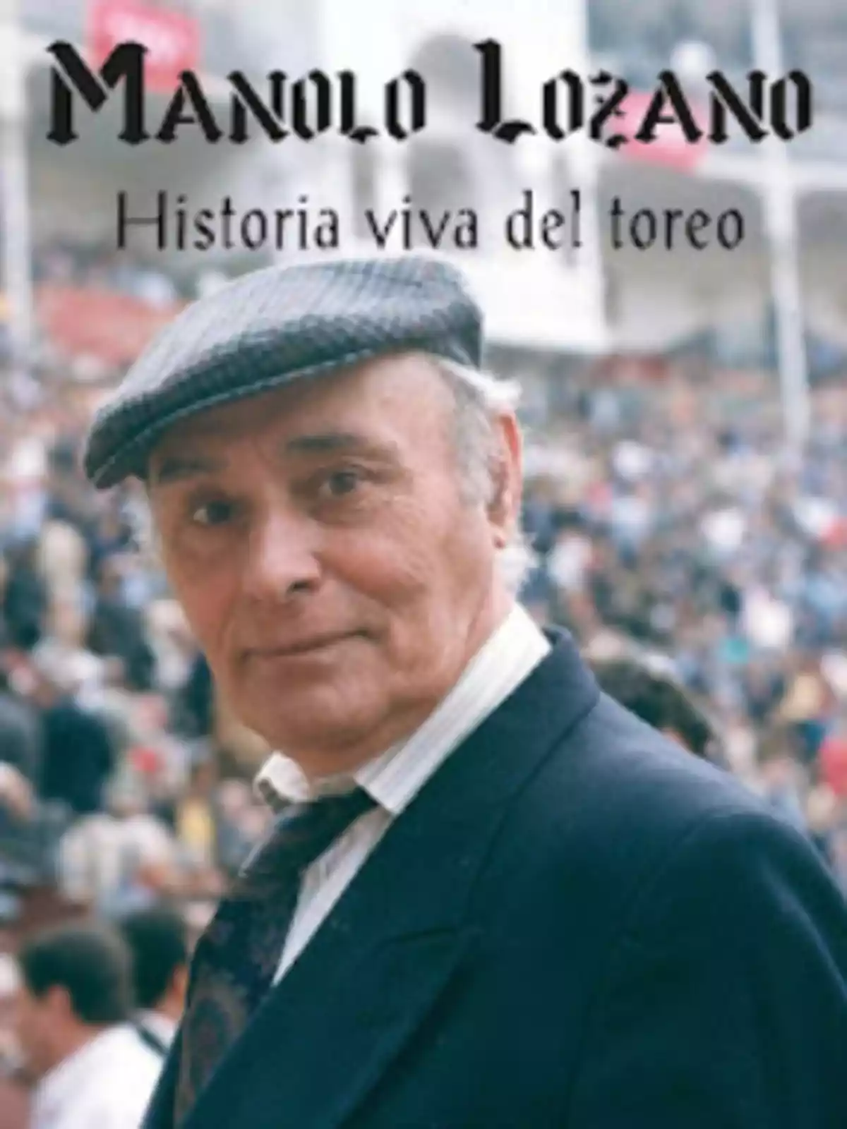 Hombre mayor con gorra y traje posando en una plaza de toros con el texto Manolo Lozano Historia viva del toreo Hombre mayor con gorra y traje posando en una plaza de toros con el texto Manolo Lozano Historia viva del toreo
